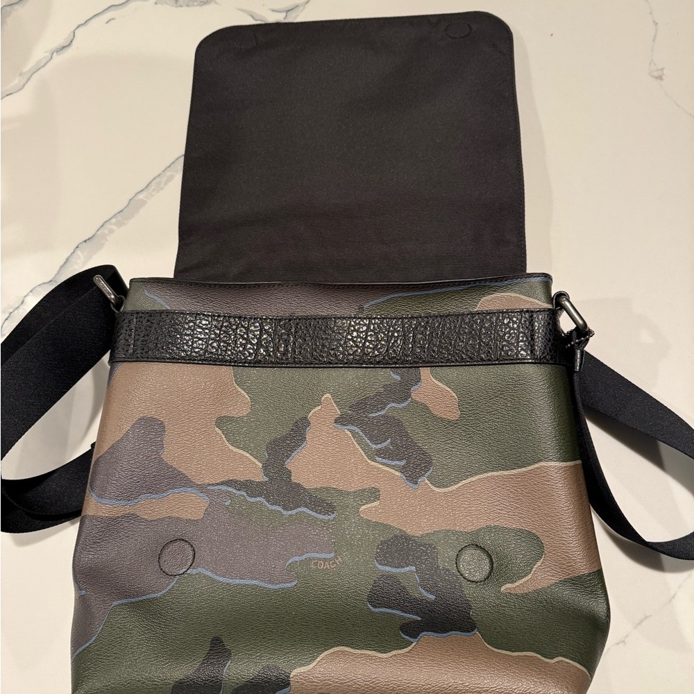 Coach Green and Black Messenger Bag with Textured Design - Picture 3 of 6